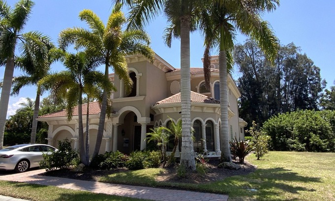 Vamo House | 4 bedroom, 6 bath, 10 min from Siesta Beach