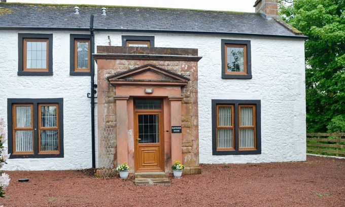 Lockerbie Cottage | 4 bedroom accommodation in Hangingshaw, near Lockerbie