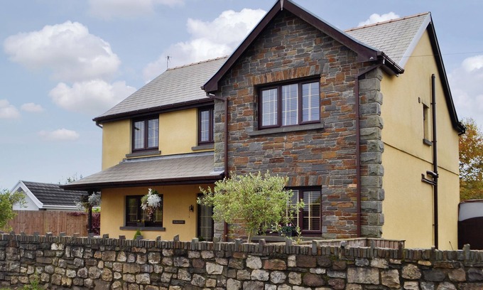 Cwm-twrch Isaf Cottage | 4 bedroom accommodation in Lower Cwm-twrch, near Ystradgynlais