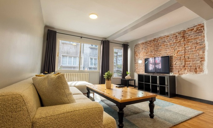 Tophane Apartment | 4-bedroom apartment with private terrace, AC and WiFi