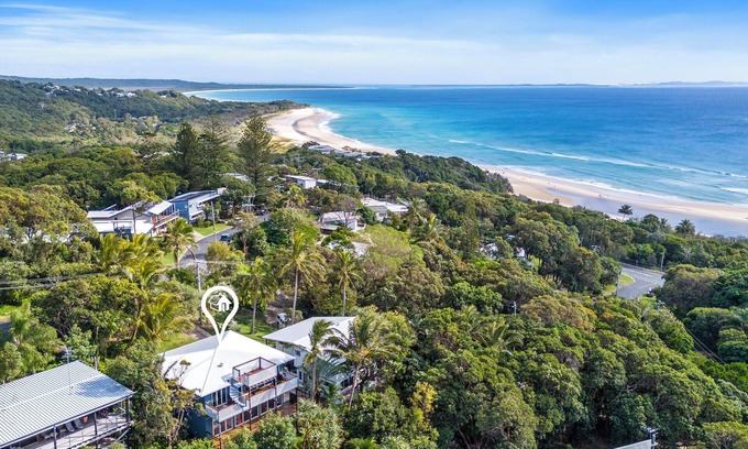 Point Lookout House | 4 Bedroom beach house only minutes walk to Cylinder Beach.