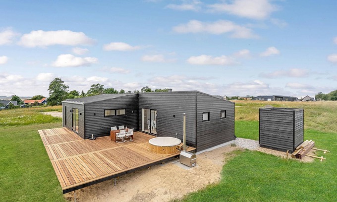 Hjarbæk House | 4 bedroom gorgeous home in Løgstrup