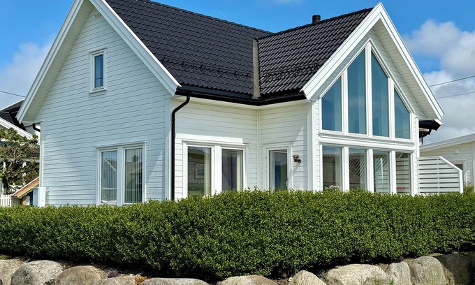 Vestbygd House | 4-bedroom holiday home near the sea