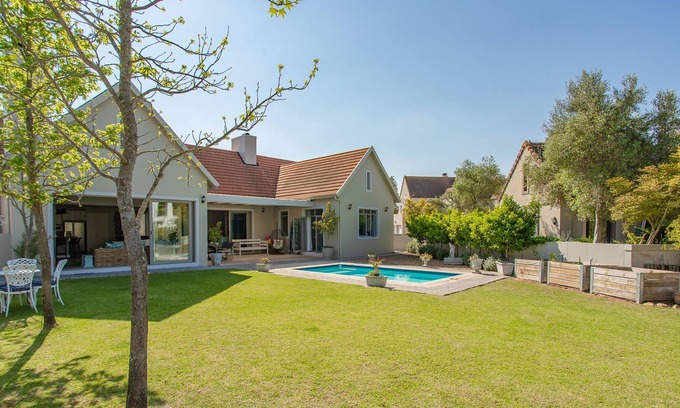 Paarl House | 4 Bedroom home in Boschenmeer Golf Estate