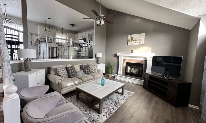 Raymore House | 4 Bedroom House 5 minutes from restaurants and shopping