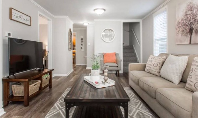 Libertyville House | 4 Bedroom House ★ Close to many Corp HQ's