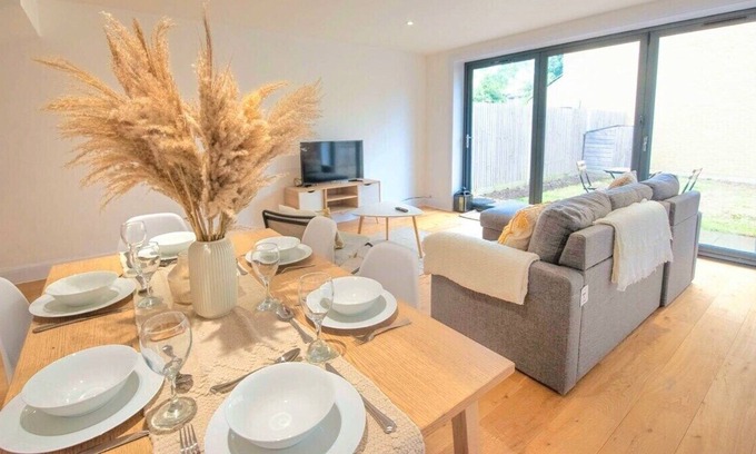 Merton House | 4 Bedroom House/Free Parking/ 10 mins Walk To Morden Underground Station