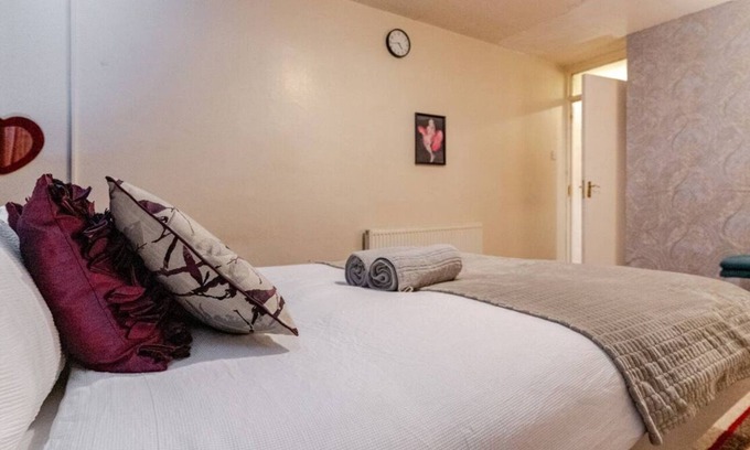 Birmingham House | 4-bedroom house in charming Smethwick with , WiFi, fitness room