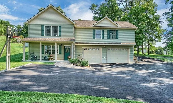 Chester House | 4-bedroom house in delightful Chester with AC