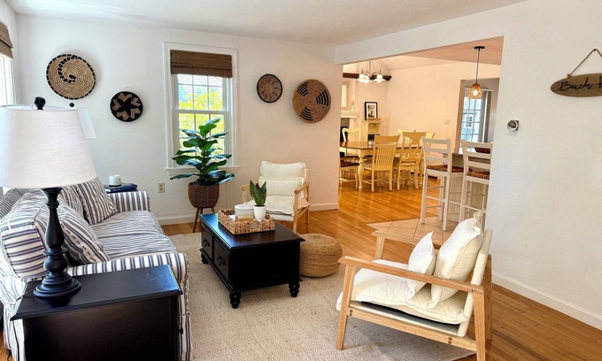 Mashpee House | 4 bedroom house in Mashpee, 5 mins to South Cape Beach