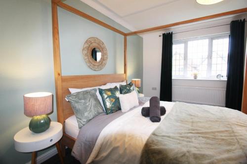 Wythenshawe House | 4 Bedroom House Near Manchester Airport, Wythenshawe Hospital and Trafford Centre