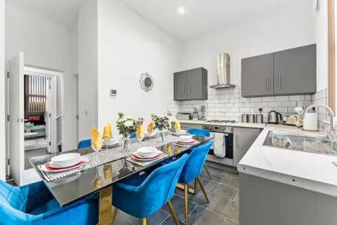 Sheffield House | 4-Bedroom House with Parking Contractors & Long Stays