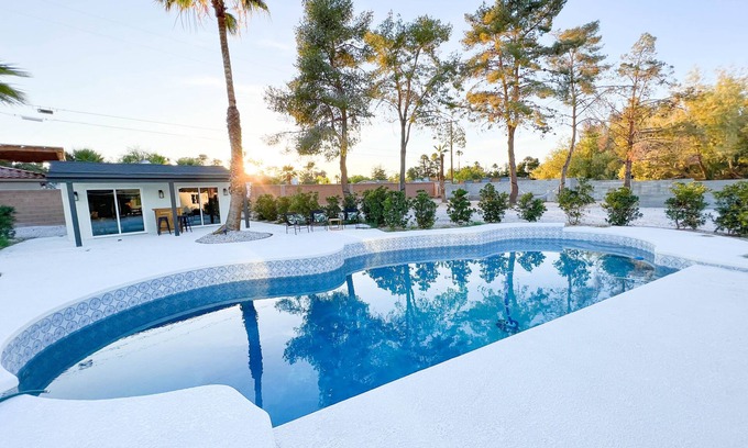 Paradise House | 4 Bedroom Lux Estate, just minutes from the strip!