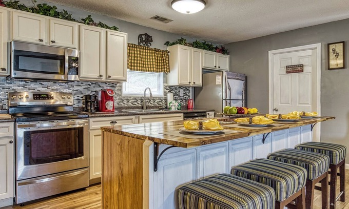Sevierville Cottage | 4 Bedroom One Story Pet Friendly Close to Pigeon Forge-outdoor Kitchen- Hot tub