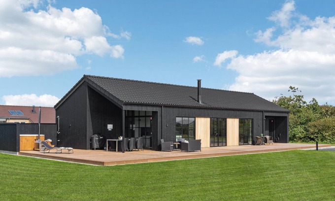 Skaven Strand House | 4 bedroom pet friendly home in Tarm