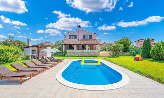 Bale House | 4 bedroom pet friendly home in Bale