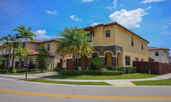 Doral Apartment | 4 Bedroom Single family 439872 by Houzlet