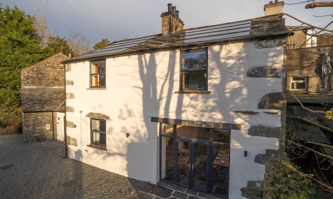 Waterhead House | 4 Bedroom Waterhead Range Cottage by LetMeStay