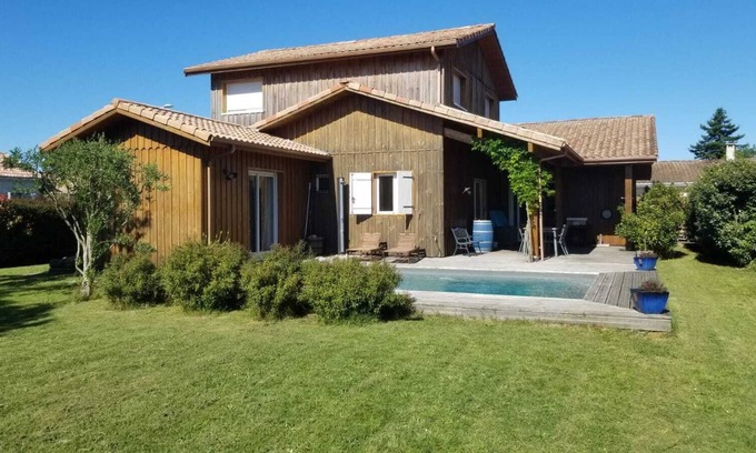 Le Porge House | 4 bedroom wooden house with swimming pool, 10min from the beach!