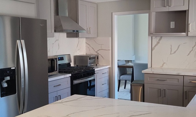 Hermosa Village House | 4 Bedrooms, 4 Bathrooms, 1.7 miles away from DisneyLand,
