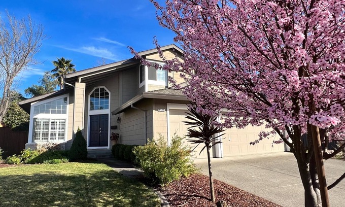 Windsor House | 4 bedrooms 5 beds 3 full bathrooms - price depends on the number of rented days.