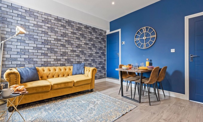 Stoke-on-Trent House | 4 Beds | 3 Bath(2-ensuites)| Free Parking | 75Mbps