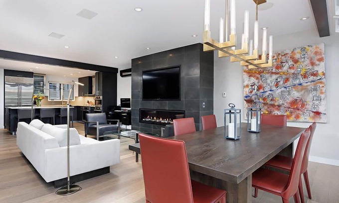 Aspen House | 4 BR- 2150 sq ft high end condo/steps to bus to 4 mountains