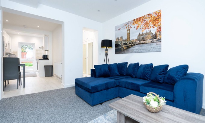 Southampton House | 4 BR House w/Free Parking and Garden