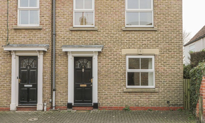 South Cave Cottage | 4 CASTLE MEWS, pet friendly, with a garden in South Cave