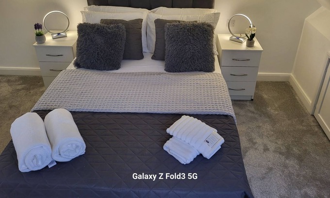 York House | 4 DOUBLE BED TOWN HOUSE, NEAR YORK HOSPITAL AND CITY CENTRE SLEEPS 8