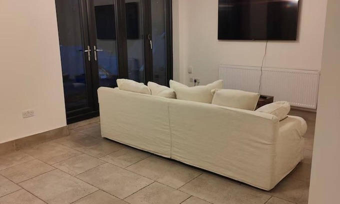 Bolton Apartment | 4 Guests - Bbq - Parking - Garden