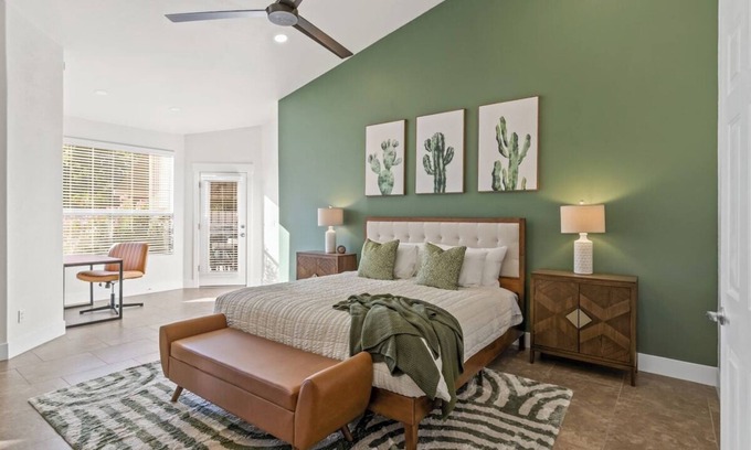 Garden Lakes House | 4 King Size Beds - HotTub & Pool