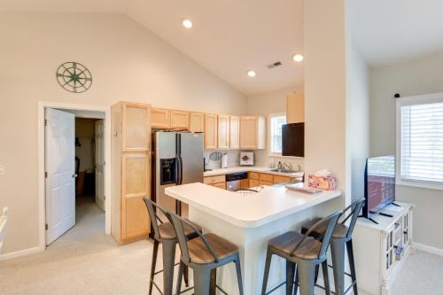 Rehoboth Beach House | 4 Mi to Beach Lewes Townhome with Ping-Pong Table