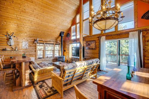 Florissant House | 4 Mi to Fossil Beds Private Log Cabin on 3 Acres