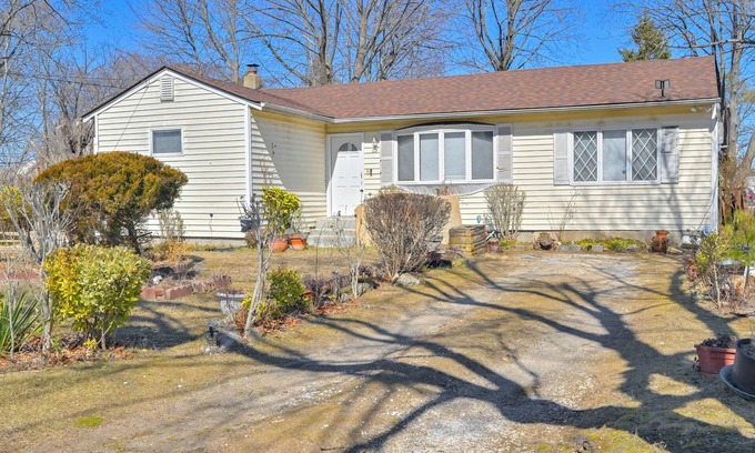 West Babylon House | 4 Mi to LIRR Station: 'Nice Home' in West Babylon!