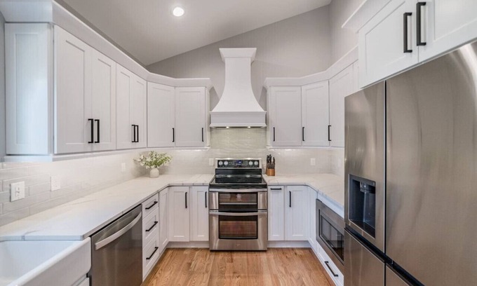 Vista Acres House | 4 Min to LU + shopping! | Hot Tub | Mtn Views