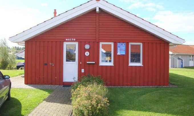 Norderteil House | 4-person vacation home with private jetty, direct lakeside location, canoe, sauna and wood-burning stove in Otterndorf