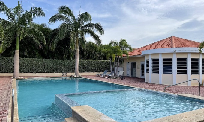 Cas Grandi Villa | 4-person villa with private garden, 10 min. from Jan Thiel Beach