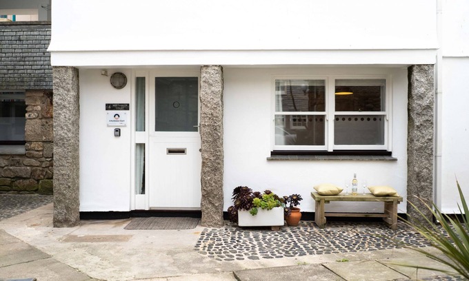 St Ives Cottage | 4 Porthmeor Court - Central St Ives - On-Site Parking