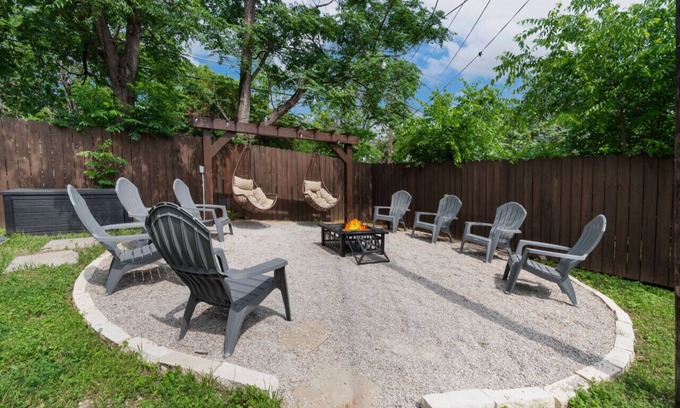 Fort Worth House | 4 Queen Beds | High Speed Wifi | Private Parking