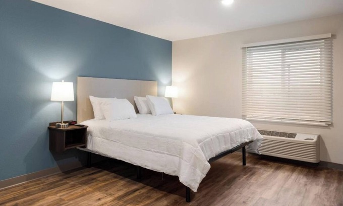 Newnan Hotel | 4 Queen Room w/Private Entry + Kitchen – Perfect for Extended Newnan Stays