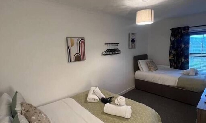 Clydach Apartment | 4 Rooms, Private Parking