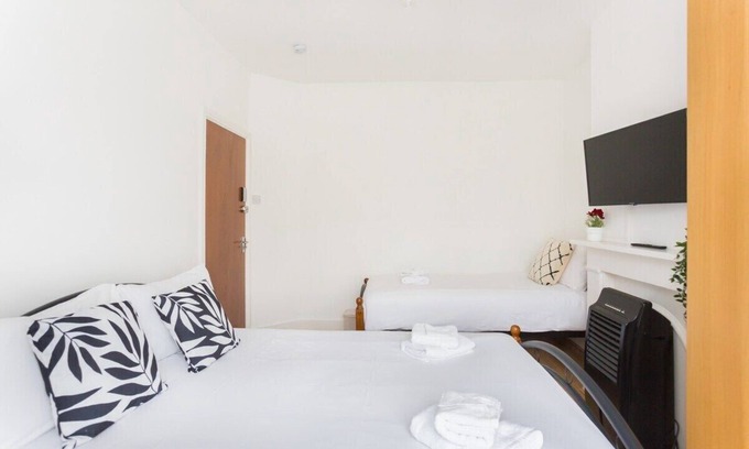 Camden Town House | 4 Single Bed - 1 Minute to Camden Station & Market