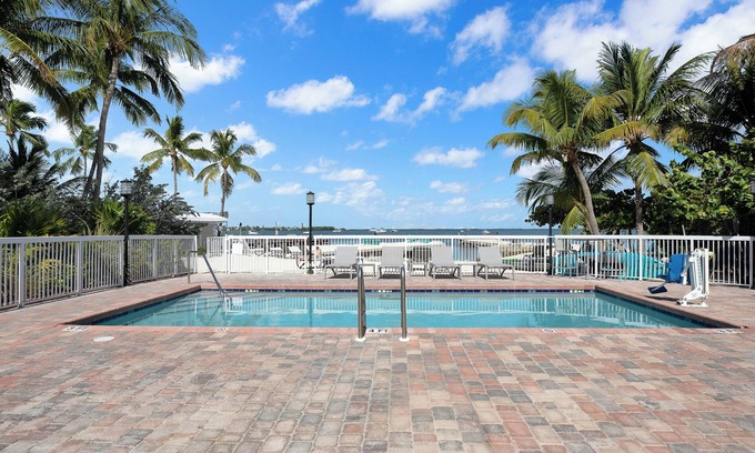 Key Largo Hotel | 4 Tropical Waterfront Stay w/Private Beach, Pool, Workstation & Kayak
