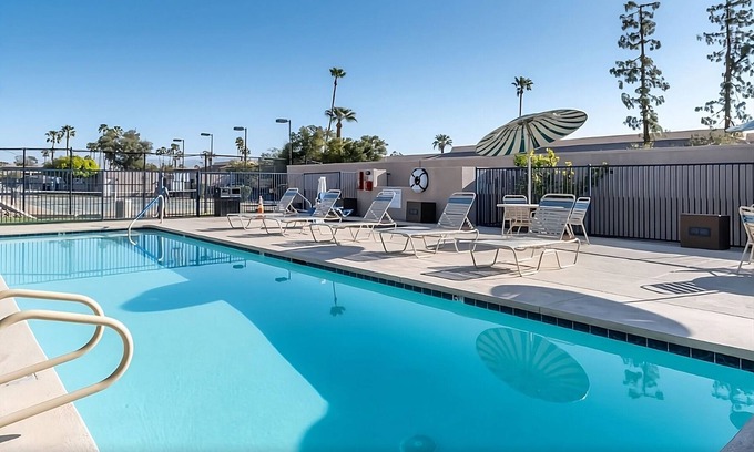 Baristo Hotel | 4 Units w/Kitchen | Pool & Free Parking | Palm Springs Stay