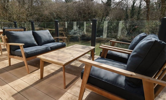Looe Cottage | 4 WATER'S EDGE, pet friendly, with hot tub in Lanreath