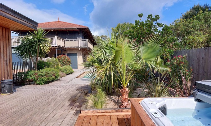 Vendays-Montalivet House | 4* wooden house near ocean beaches, swimming pool, spa, private parking and courtyards