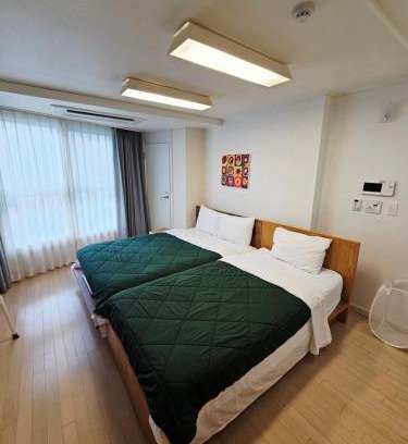 Haeundae Apartment | 40, 2 minutes run to the beach, close to the sea, 5 minutes to Club D Oasis swimming pool, nice and long walk along the beach