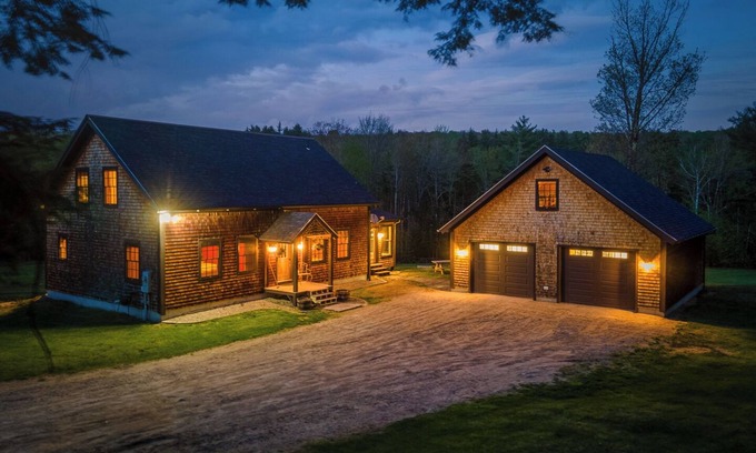 Sandwich House | 40 acre Charming 3-bedroom house with WiFi and AC in wonderful Sandwich, NH