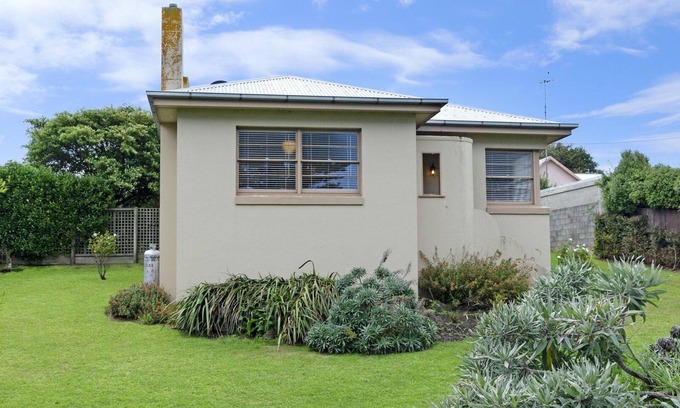 Port Fairy House | 40 Campbell - comfortable and spacious with a large enclosed backyard, ideal for children and pets